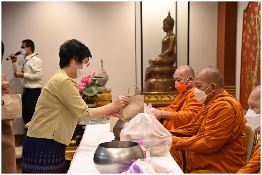 กรมบังคับคดี จัดกิจกรรมทำบุญตักบาตรประจำเดือนกันยายน 2565